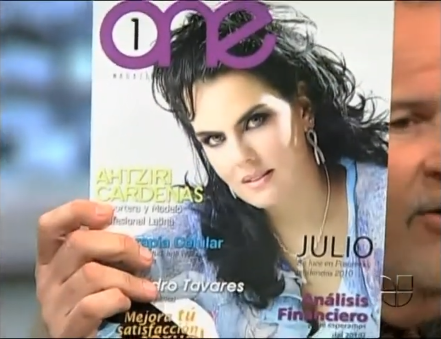 Ahtziri Cárdenas en portada de revista mexicana.