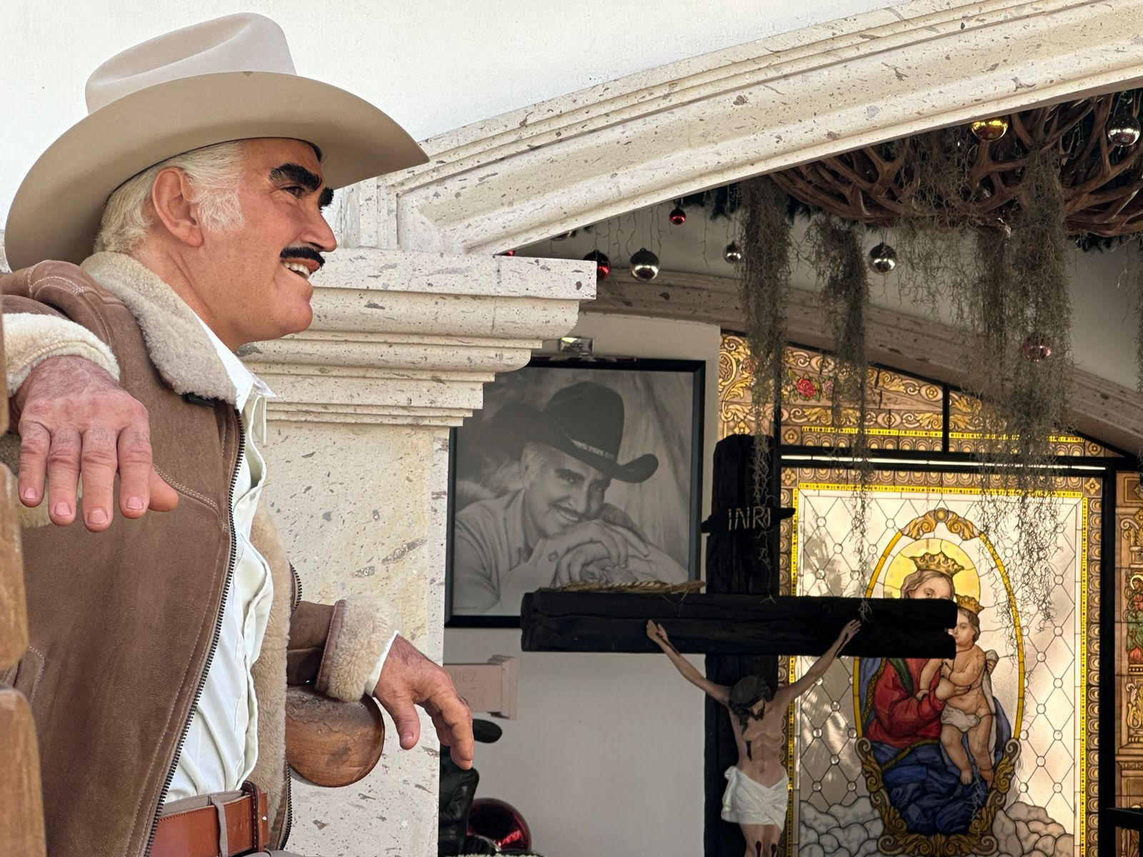 Segundo aniversario luctuoso de Vicente Fernández, develan su figura espectacular de silicona.