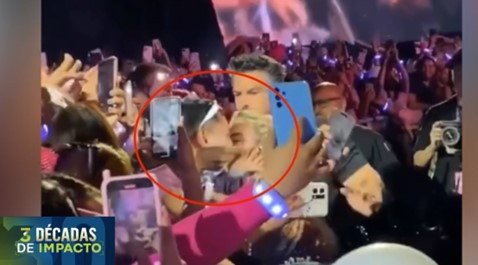 Se aclara si Karol G habría sido besada o no en la boca , por un fan en Jalisco, México.