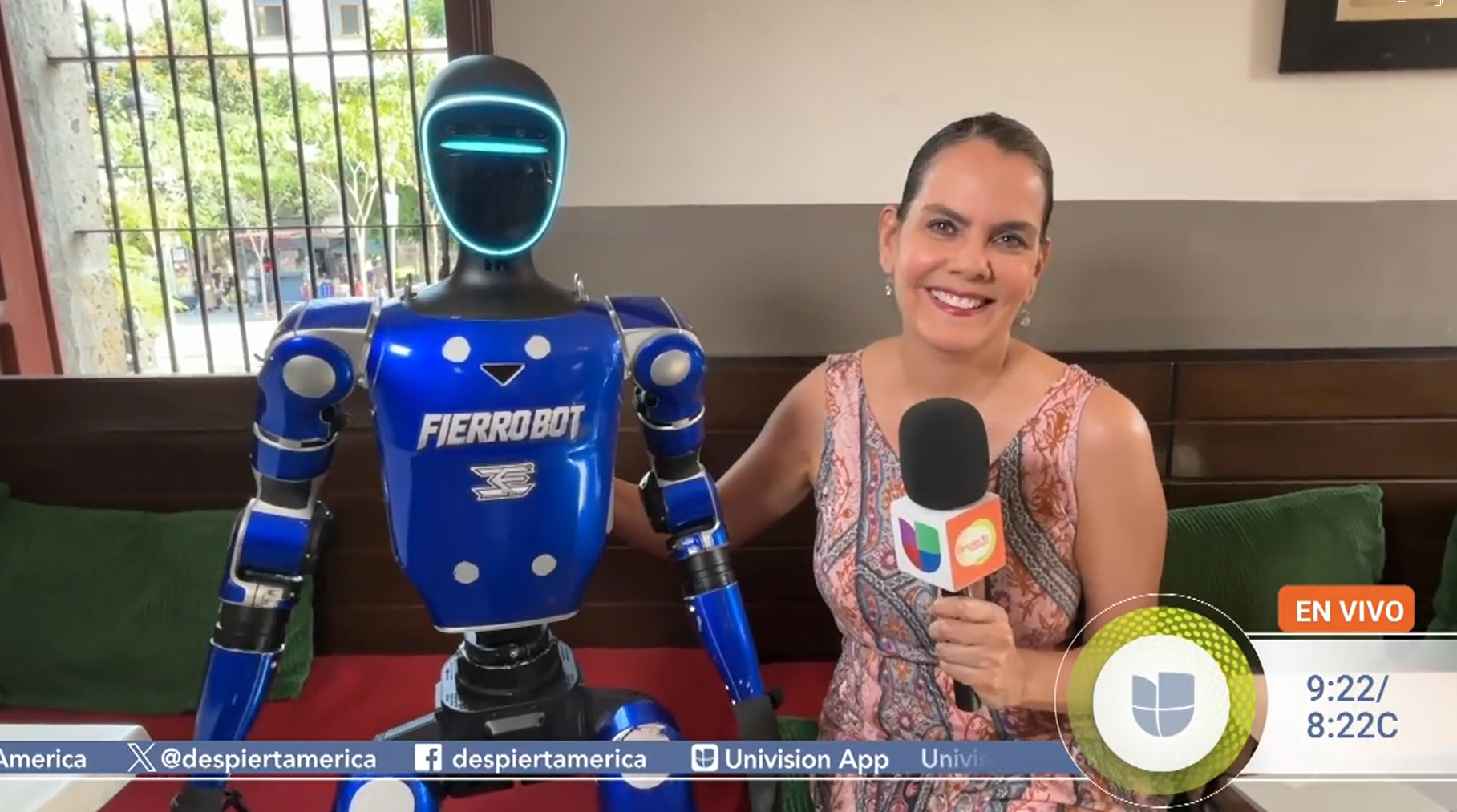 Fierrobot, el robot que sorprende por las calles de Guadalajara, México. Nos habla de su “misión”.